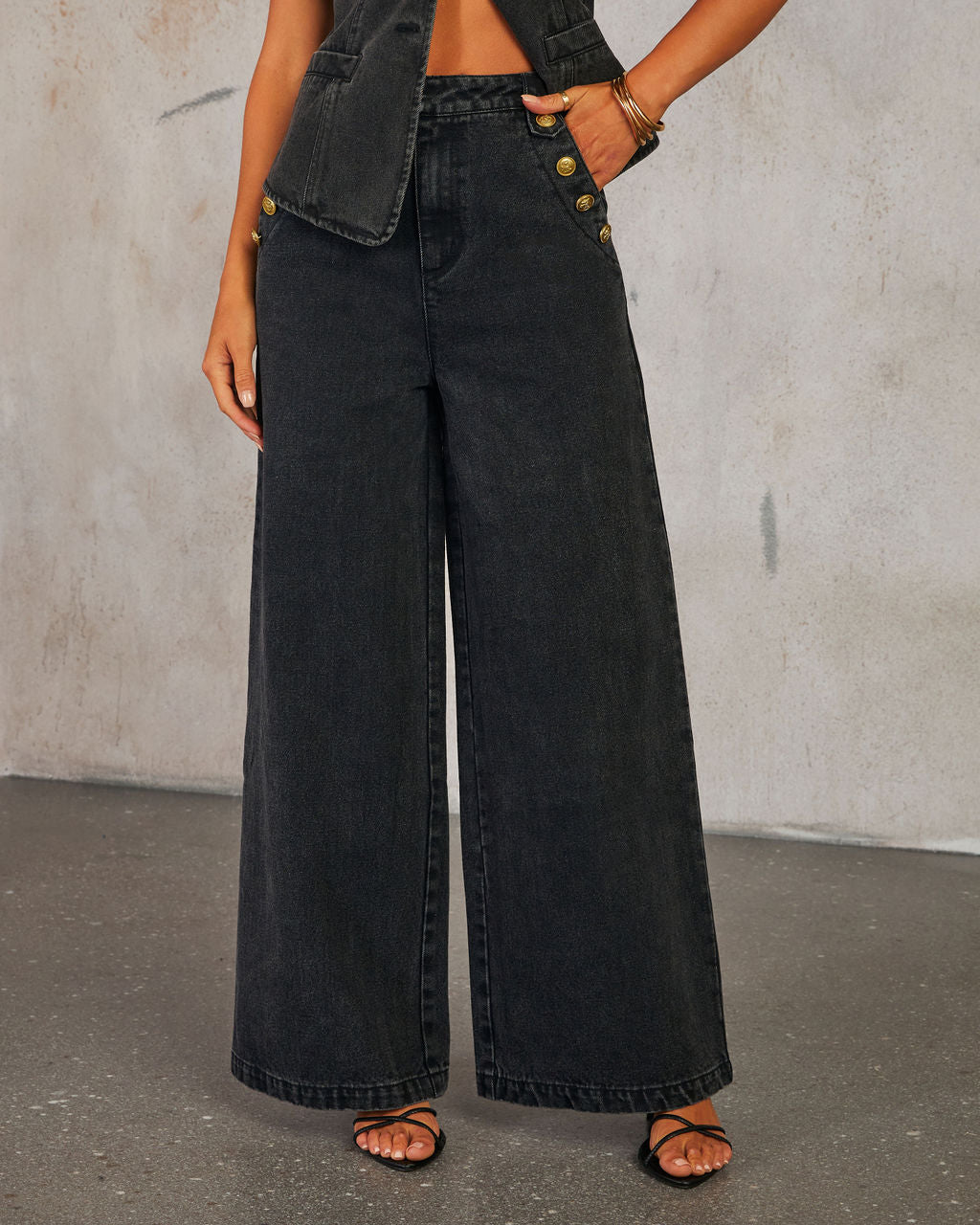 Sleeveless Denim Top / Wide-Leg Jeans